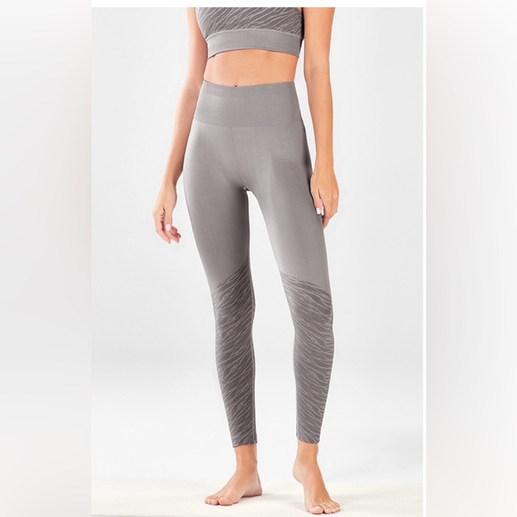 Fabletics Seamless High-Waist Zebra print leggings.
Size: Medium - Picture 6 of 6